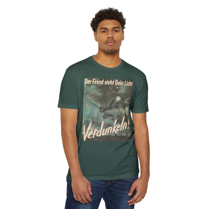 Vintage Propaganda Poster T-Shirt — "Der Feind sieht Dein Licht. Verdunkeln!"