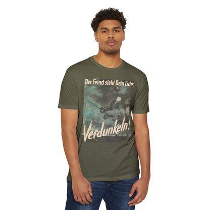 Vintage Propaganda Poster T-Shirt — "Der Feind sieht Dein Licht. Verdunkeln!"