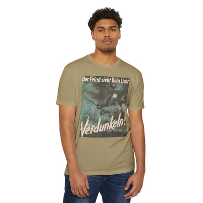 Vintage Propaganda Poster T-Shirt — "Der Feind sieht Dein Licht. Verdunkeln!"