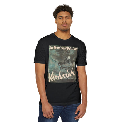 Vintage Propaganda Poster T-Shirt — "Der Feind sieht Dein Licht. Verdunkeln!"